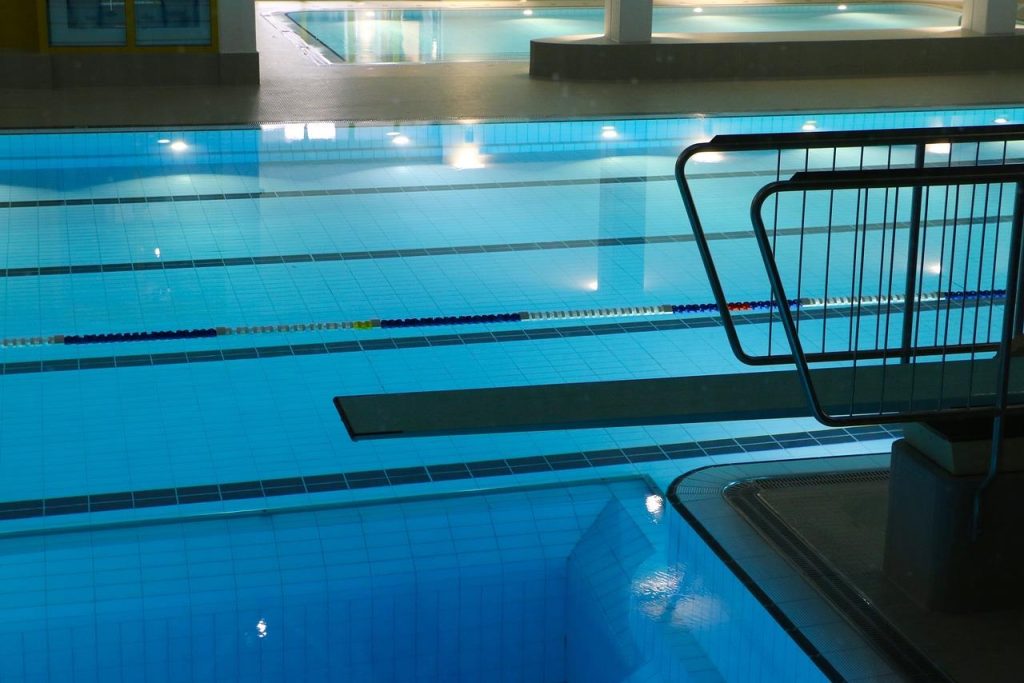 Overzicht van verschillende soorten zwembadverlichting inclusief onderwater LED-verlichting en drijvende lampen