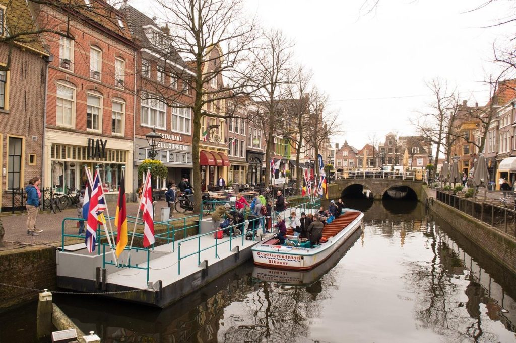 Alkmaar Nieuws: sfeer van de stad met historische grachten, kaasmarkt en culturele evenementen in Noord-Holland