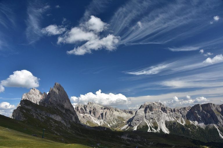 Home Panoramisch uitzicht over de Dolomieten vanaf een van de mooiste berghutten, met groene alpenweiden en rotswanden