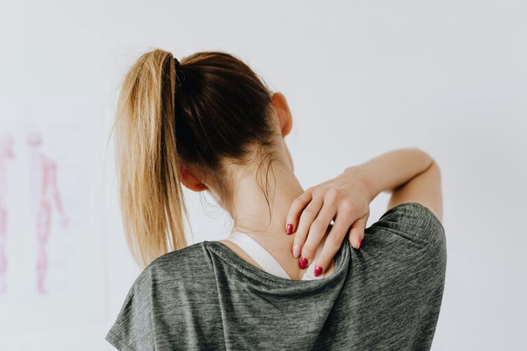 Home Fysiotherapeut voert behandeling uit bij algemene fysiotherapie voor verbetering van bewegingsvrijheid