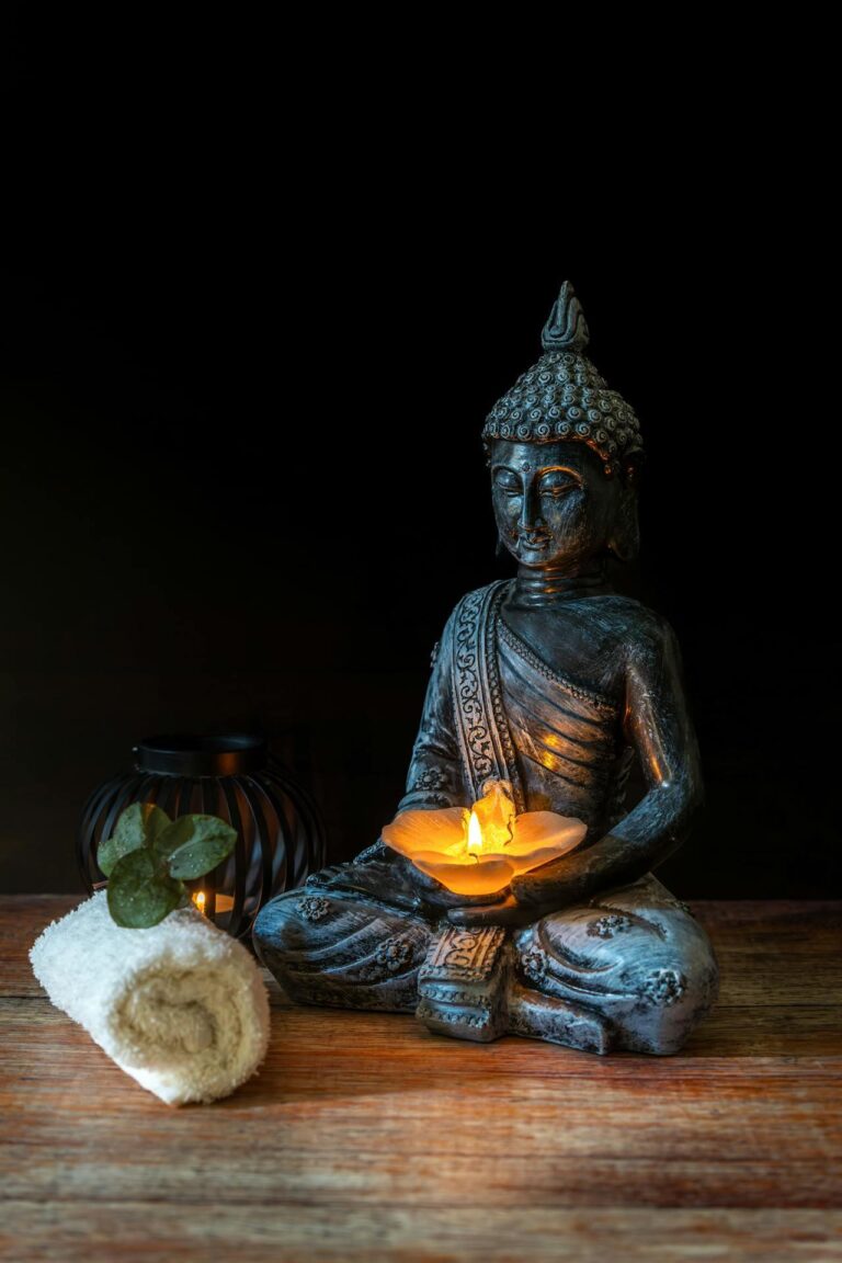 Home Serene ruimte waar een ceremonie met truffels en planten plaatsvindt, met zachte verlichting en rustgevende atmosfeer