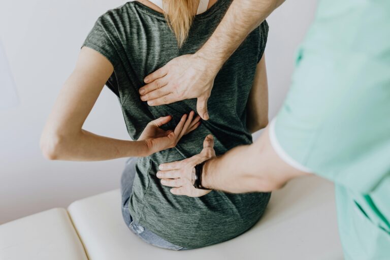 Home Fysiotherapeut begeleidt patiënt bij revalidatie en bewegingsoefeningen in kliniek